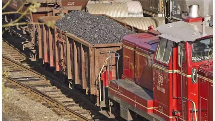 Water Sprayed On Coal: कोयले पर पानी का छिड़काव होते हुए आपने जरूर देखा होगा. लेकिन क्या आपको पता है कि ऐसा क्यों किया जाता है. कोयले को गीला करके क्यों लेकर जाते हैं, चलिए जानें.