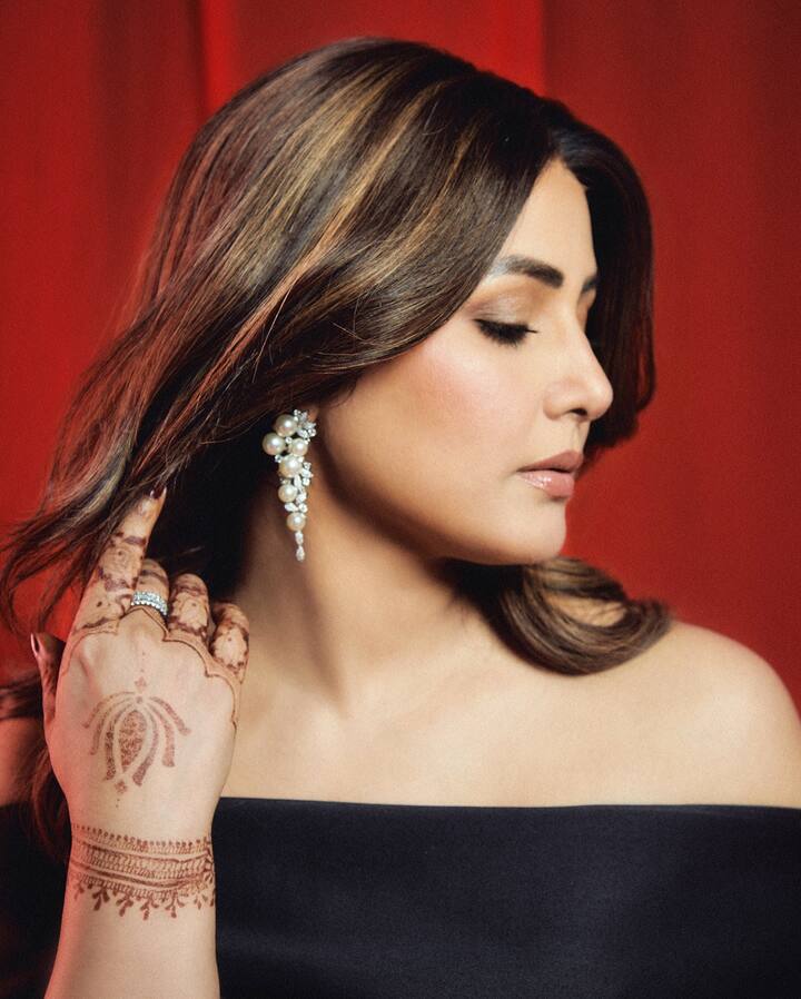 आता हिनाने नवा लूक शेअर केला आहे, ज्यात ती काळ्या ड्रेसमध्ये दिसतेय.