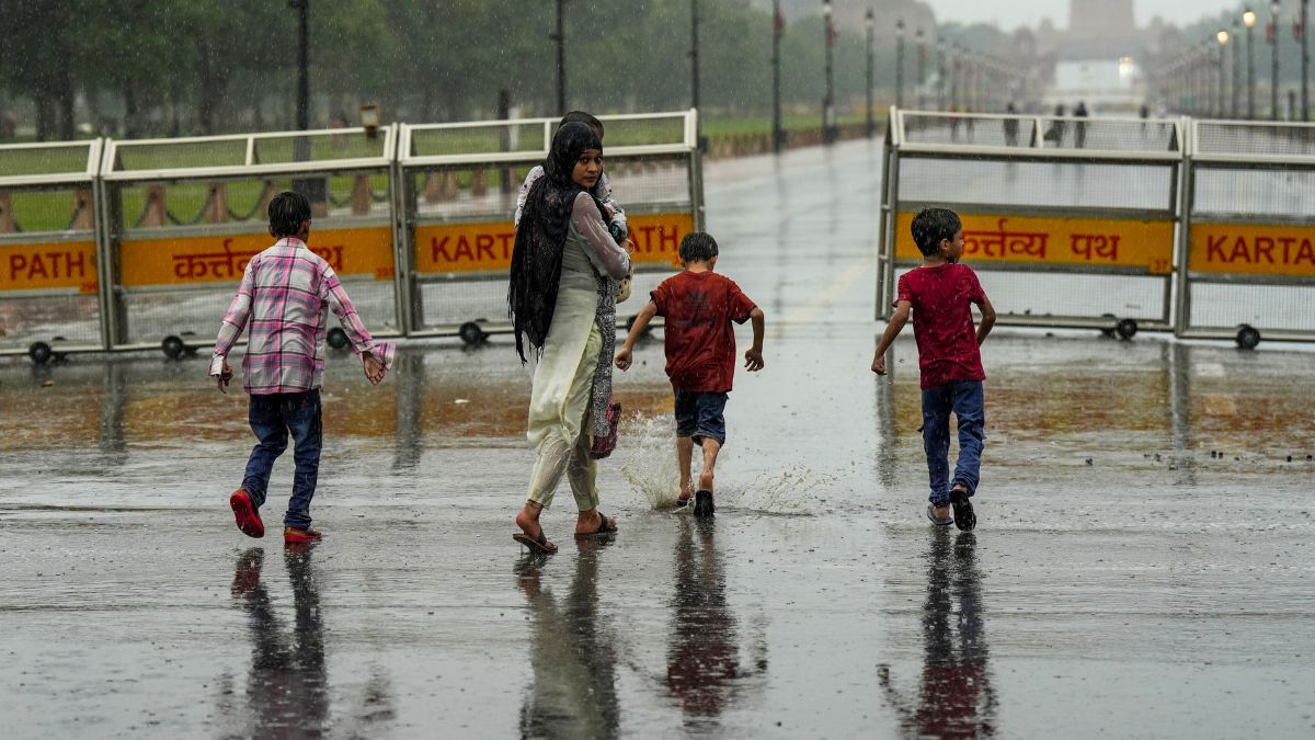 Delhi Weather: क्या दिल्ली में लू से मिल गई राहत? चलने वाली हैं तेज हवाएं, बारिश को लेकर आया बड़ा अपडेट