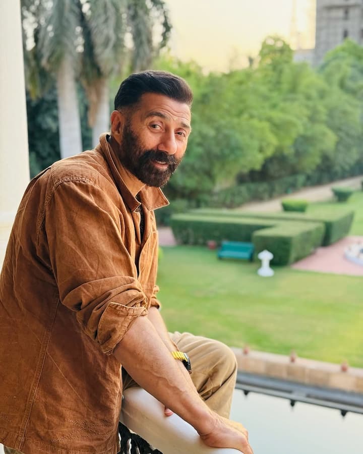 ट्रेनिंग के बाद उन्होंने कुछ वक्त थिएटर में काम किया और लाइव परफॉर्मेंस की स्टेज पर काम करके उनका कॉन्फिडेंस हौसला और टाइमिंग दोनों और बेहतर होने लगा.