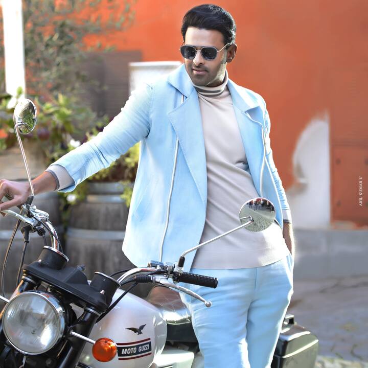 बात करें फिल्मों में उनके फीस की तो प्रभास इंडिया के सबसे ज्यादा फीस लेने वाले एक्टर में से एक है. वो एक फिल्म के लिए लगभग 80 से 100 करोड़ तक चार्ज करते हैं.