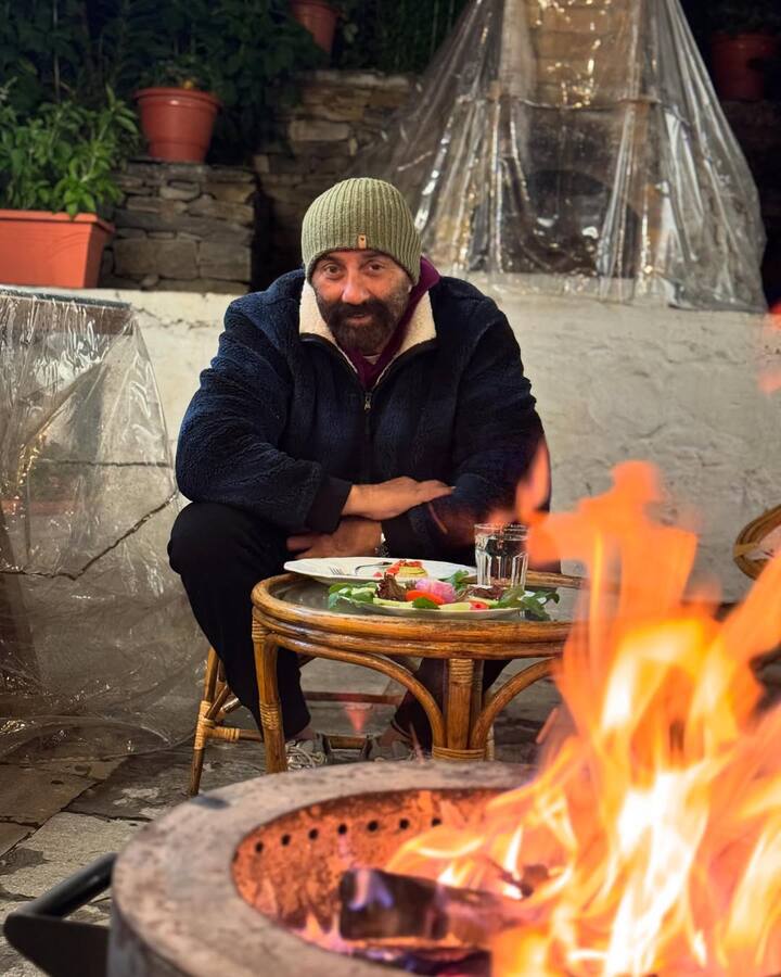 आज सनी देओल सिर्फ एक सक्सेसफुल एक्टर नहीं बल्कि डायरेक्टर प्रोड्यूसर और पॉलिटिशियन भी है. उन्होंने दो नेशनल फिल्म अवार्ड और दो फिल्मफेयर अवार्ड भी जीते हैं. 2019 से 2024 तक वह पंजाब के गुरदासपुर से बीजेपी के मेंबर ऑफ पार्लियामेंट रहे.