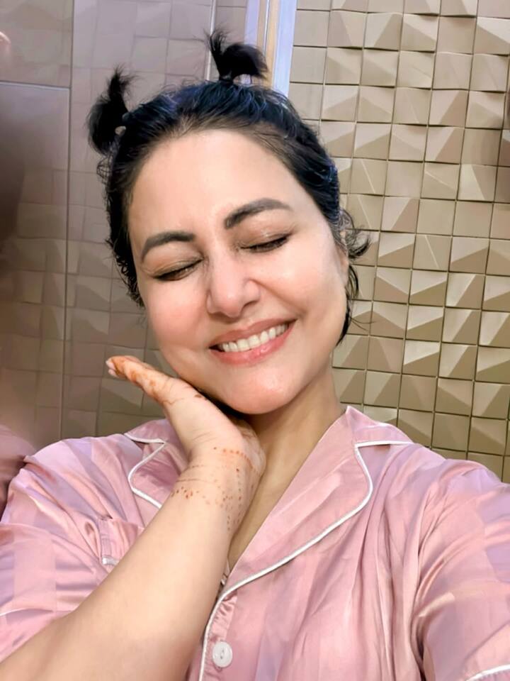 दरअसल काफी वक्त बाद एक्ट्रेस ने अपने बालों में दो चोटियां बनाई हुई है. इसी की खुशी उन्होंने फैंस के साथ शेयर की है. हिना ने लिखा, ‘डेढ़ साल बाद अपने बालों को पिगटेल में बांधा..बता नहीं सकती ये खुशी, मुझे वो हेयर फ़्लिप बहुत याद आया.. इंतज़ार कर रही हूं..एक दिन होगा..छोटी छोटी खुशियां..’