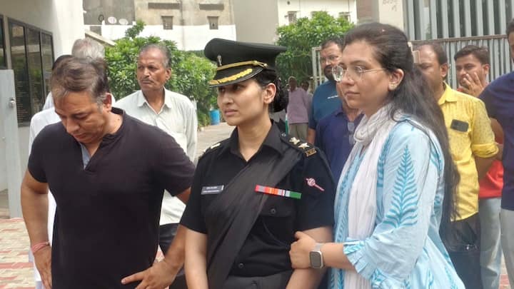 लेफ्टिनेंट कर्नल राजवीर सिंह का निधन 2 दिन पहले उत्तराखंड के केदारनाथ में हुए हेलीकॉप्टर क्रैश हादसे में हुआ था. वह पायलट के तौर पर हेलीकॉप्टर को चला रहे थे. खराब मौसम की वजह से उनका हेलीकॉप्टर हादसे का शिकार हो गया था.