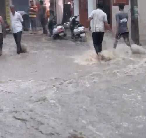 અંજારની બજારોમાં નદી જેવા દ્રશ્યો જોવા મળ્યા હતા.  અંજારની ખત્રી બઝારમાં પણ પાણી ફરી વળ્યા છે.