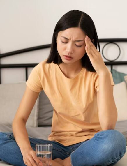 ਮਹੀਨਿਆਂ ਦੀ ਆਖ਼ਰੀ ਅਵਸਥਾ (ਮੇਨੋਪੌਜ਼) ਦੌਰਾਨ ਮੂਡ ਸਵਿੰਗ ਹੋਣਾ ਆਮ ਗੱਲ ਹੈ, ਪਰ ਬਹੁਤ ਸਾਰੀਆਂ ਮਹਿਲਾਵਾਂ ਨੂੰ 30 ਦੀ ਉਮਰ ਤੋਂ ਹੀ ਇਸ ਤਰ੍ਹਾਂ ਦੀ ਸਮੱਸਿਆ ਆਉਣੀ ਸ਼ੁਰੂ ਹੋ ਜਾਂਦੀ ਹੈ। ਮੂਡ ਸਵਿੰਗਸ ਕਾਰਨ ਸੈਕਸ ਵਿੱਚ ਰੁਚੀ ਘਟ ਜਾਂਦੀ ਹੈ, ਪੀਰੀਅਡਸ ਤੋਂ ਪਹਿਲਾਂ ਗੁੱਸਾ, ਤਣਾਅ ਅਤੇ ਚਿੜਚਿੜਾਪਣ ਮਹਿਸੂਸ ਹੋਣ ਲੱਗਦਾ ਹੈ।