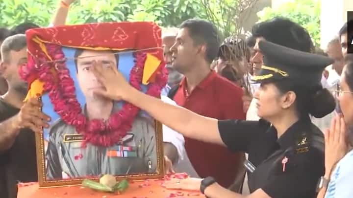 पायलट राजवीर सिंह 4 महीने पहले ही जुड़वा बच्चों के पिता बने थे. फादर्स डे के दिन उनके नवजात बच्चों के सर से पिता का साया उठ गया था. राजवीर सिंह चौहान ने सियाचिन ग्लेशियर वाले इलाके में भी काफी दिनों तक उड़ान भरी थी. उन्हें 2000 घंटे से ज्यादा की उड़ान का अनुभव था. उन्होंने लेफ्टिनेंट कर्नल दीपिका के साथ लव मैरिज की थी. दीपिका उनसे जूनियर थीं.