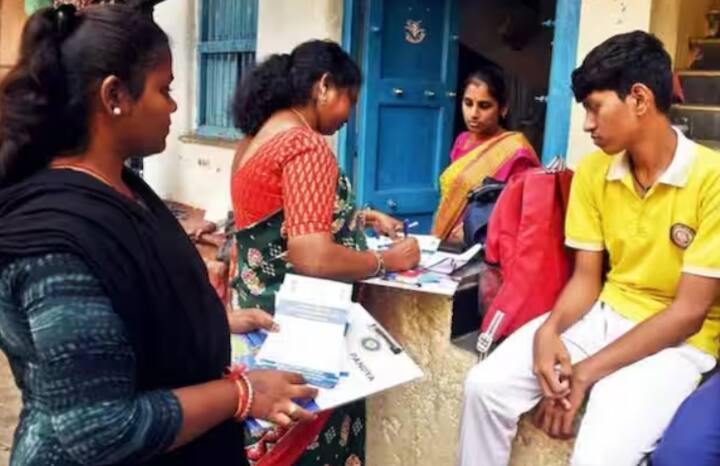 ਇਸੇ ਲਈ ਜਦੋਂ ਕੋਈ ਜਨਗਣਨਾ ਅਧਿਕਾਰੀ ਤੁਹਾਡੇ ਘਰ ਆਉਂਦਾ ਹੈ ਅਤੇ ਜਨਗਣਨਾ ਕਰਵਾਉਣ ਬਾਰੇ ਗੱਲ ਕਰਦਾ ਹੈ, ਤਾਂ ਪਹਿਲਾਂ ਉਸ ਦਾ ਪਛਾਣ ਪੱਤਰ ਮੰਗੋ। ਉਸ ਤੋਂ ਬਾਅਦ ਉਸ ਦੀ ਪਛਾਣ ਦੀ ਪੁਸ਼ਟੀ ਕਰੋ। ਜੇਕਰ ਤੁਹਾਨੂੰ ਲੱਗਦਾ ਹੈ ਕਿ ਕੋਈ ਵਿਅਕਤੀ ਫਰਜ਼ੀ ਹੈ, ਤਾਂ ਤੁਰੰਤ ਪੁਲਿਸ ਨੂੰ ਸੂਚਿਤ ਕਰੋ।