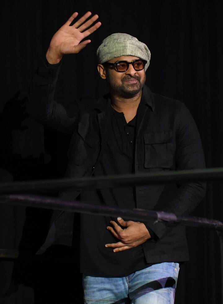 प्रभास की टोटल संपत्ति की बात करें तो लगभग 250 से 300 करोड़ के बीच मानी गई है. फिल्म बाहुबली के बाद उनकी कमाई का परसेंटेज काफी बढ़ गया था.