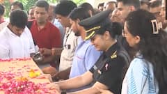 '...मेरा बच्चा मुझे छोड़कर चला गया', हेलीकॉप्टर क्रैश में जान गंवाने वाले पायलट को लेफ्टिनेंट कर्नल पत्नी ने दी विदाई