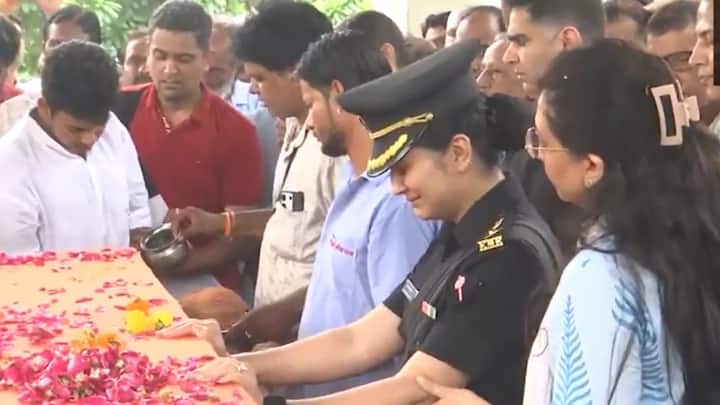 अंतिम संस्कार में परिवार के सदस्यों, रिश्तेदारों और पड़ोसियों के साथ ही बड़ी संख्या में सेना के अधिकारी और जवान भी मौजूद थे. दिवंगत राजवीर सिंह की पत्नी लेफ्टिनेंट कर्नल दीपिका भी सेना की वर्दी में शमशान स्थल पर मौजूद थी.
