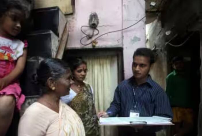 ਜਨਗਣਨਾ ਰਾਹੀਂ, ਕੇਂਦਰ ਸਰਕਾਰ ਭਾਰਤ ਵਿੱਚ ਰਹਿਣ ਵਾਲੇ ਲੋਕਾਂ ਬਾਰੇ ਜਾਣਕਾਰੀ ਪ੍ਰਾਪਤ ਕਰਦੀ ਹੈ। ਇਹ ਸਰਕਾਰ ਨੂੰ ਲੋਕ ਭਲਾਈ ਯੋਜਨਾਵਾਂ ਸ਼ੁਰੂ ਕਰਨ ਅਤੇ ਕਾਨੂੰਨ ਬਣਾਉਣ ਵਿੱਚ ਮਦਦ ਕਰਦੀ ਹੈ। ਇਸਦੇ ਲਈ, ਸਰਕਾਰ ਦੇਸ਼ ਭਰ ਵਿੱਚ ਇੱਕ ਪ੍ਰਕਿਰਿਆ ਦੇ ਤਹਿਤ ਜਾਣਕਾਰੀ ਇਕੱਠੀ ਕਰਦੀ ਹੈ।