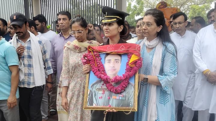 इससे पहले सेना के अधिकारियों ने उनके पार्थिव शरीर पर फूल चढ़कर उन्हें नमन किया. पायलट राजवीर सिंह चौहान का पार्थिव शरीर आज सुबह ही उनके घर पहुंचा था. घर पर राजस्थान की भजनलाल शर्मा सरकार के कैबिनेट मंत्री राज्यवर्धन सिंह राठौड़ ने उन्हें श्रद्धांजलि दी थी.