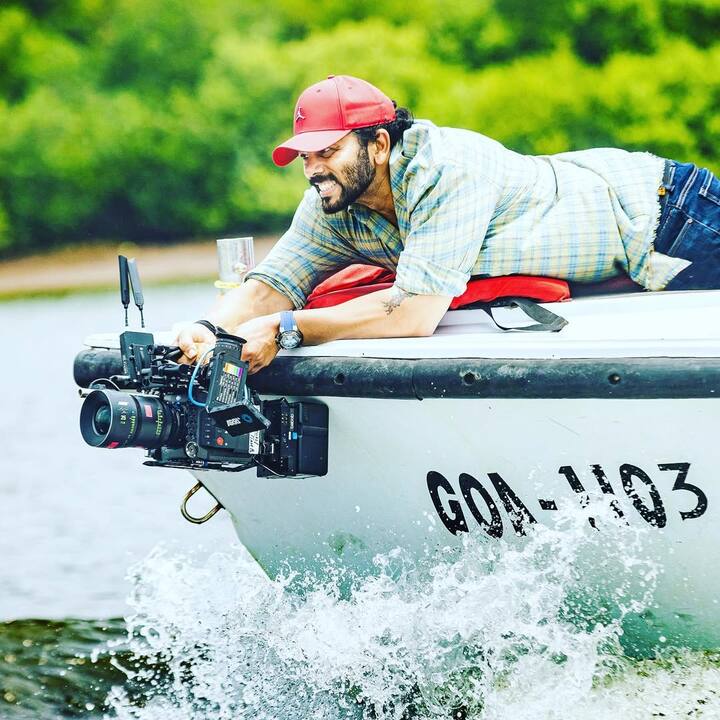 रोहित की कमाई सिर्फ डायरेक्शन से नहीं बल्कि प्रोड्यूसर, टीवी होस्ट और  ऐड कोलैबोरेशन से भी होती है. उन्होंने अपने नाम को एक ब्रांड बना लिया है.