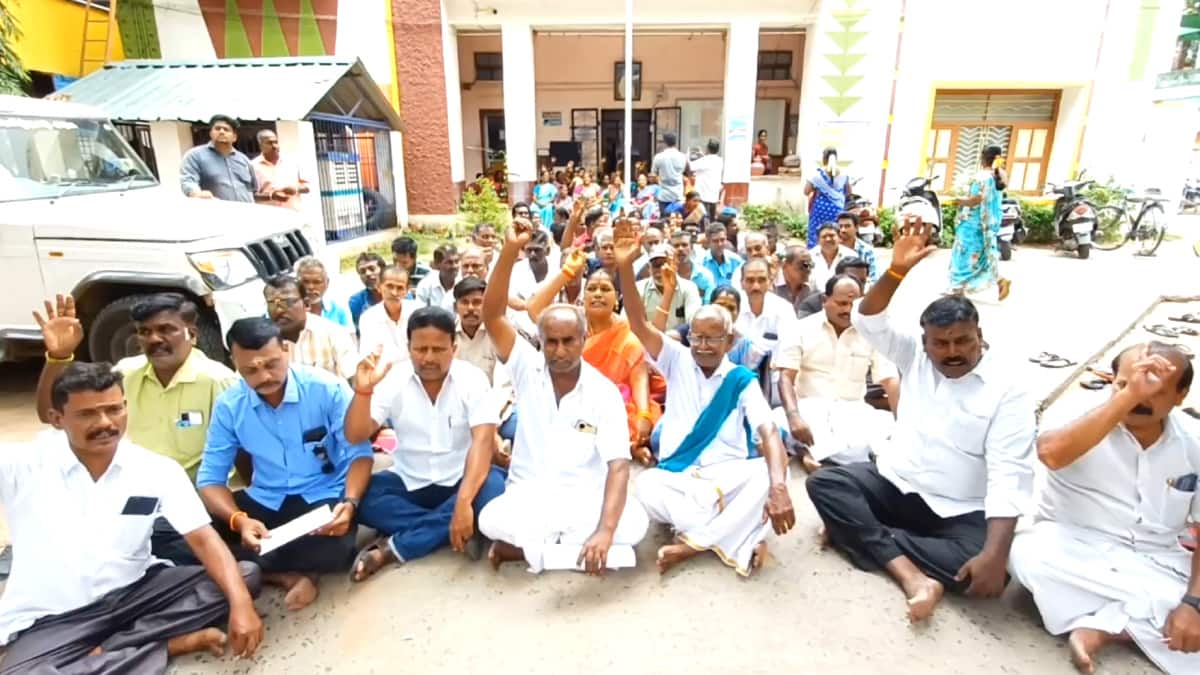 சீர்காழி நகராட்சி அலுவலகத்தை முற்றுகையிட்டு பொதுமக்களுடன் தர்ணாவில் ஈடுபட்ட நகர்மன்ற உறுப்பினர்கள் - காரணம் என்ன?