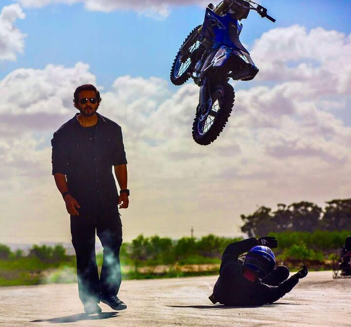 उन्हें कारों का बहुत शौक है. उनके पास लैम्बॉर्गिनी उरूस, मर्सिडीज़ ग्रैन स्पोर्ट, एक मॉडिफाइड फोर्ड मस्टैंग जीटी और रेंज रोवर स्पोर्ट जैसी लग्जरी गाड़ियां हैं.