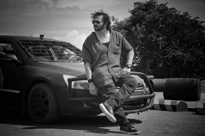 रोहित शेट्टी ने सिर्फ 17 साल की उम्र में फिल्म इंडस्ट्री में कदम रखा था. उन्होंने फिल्म फूल और कांटे में अजय देवगन के साथ असिस्टेंट डायरेक्टर बनकर काम शुरू किया. यहीं से उनकी मेहनत और लगन का सफर शुरू हुआ.