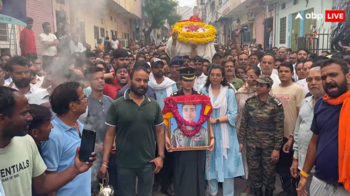 पायलट पति को आखिरी विदाई देते हुए आंसुओं को नहीं रोक पाई दीपिका चौहान, सीने से लगा रखी थी तस्वीर