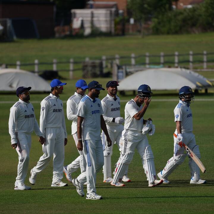 विराट कोहली आणि रोहित शर्मा यांच्या निवृत्तीनंतर नवीन नेतृत्व असलेला संघ इंग्लंडला रवाना झाला आहे.