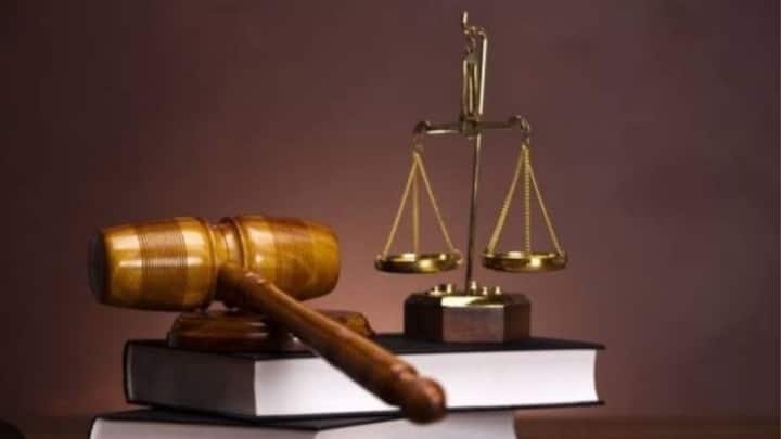 अगर आपके साथ कोई दुर्घटना हो गई है और पुलिस स्टेशन में पुलिस अधिकारी आपकी शिकायत नहीं लिख रहे हैं. तो आपको परेशान नहीं होना है. आप सीआरपीसी के सेक्शन 154 के तहत सीधे एसपी के पास जाकर अपनी शिकायत दर्ज करवा सकते हैं. या फिर आप ऑनलाइन पोर्टल के जरिए शिकायत दर्ज करवा सकते हैं.