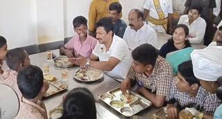 உதயநிதி ஸ்டாலின் அதிரடி ஆய்வு: மாணவர்களுடன் மதிய உணவு சாப்பிட்டு கொண்டே குறைகளை கேட்டறிந்தார்