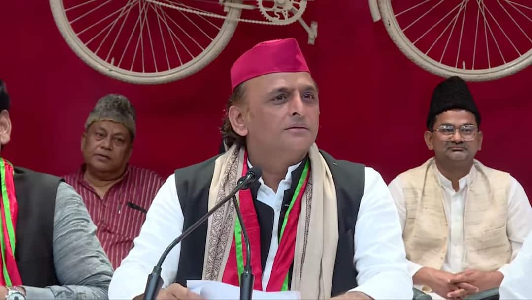 samajwadi party chief akhilesh yadav demands cm yogi adityanath should go isarel ईरान से जंग के बीच इजरायल जाएंगे सीएम योगी आदित्यनाथ? अखिलेश यादव ने कर दी बड़ी मांग
