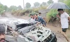 Botad Photos: રાત્રિના ધોધમાર વરસાદમાં કાર સાથે સાત લોકો તણાયા, પાંચ લાપતા-બે લોકોનું કરાયુ રેસ્ક્યૂ