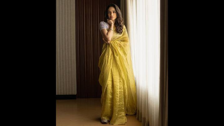 శోభితా ధూళిపాళ ధరించిన లెమన్ గ్రీన్ శారీ.. ట్రెండ్, ట్రెడీషన్​ని మిక్స్ చేసింది. ఈ అందమైన శారీని ఎంబ్రాయిడరీ చేసిన బ్లౌజ్​తో జతచేసింది. పండుగ సమయాల్లో, ఇతర ఈవెంట్స్​కు ఇది బెస్ట్ ఆప్షన్. తేలికైగా, ట్రాన్సపరెంట్ లుక్​తో వచ్చిన ఈ శారీ ఆకట్టుకునే రూపాన్ని ఇస్తుంది. మీరు కూడా ఇలాంటి శారీ కట్టుకుంటే ఈ స్టైల్​ని ఫాలో అవ్వొచ్చు. (చిత్రం సోర్స్: Instagram/sobhitad)