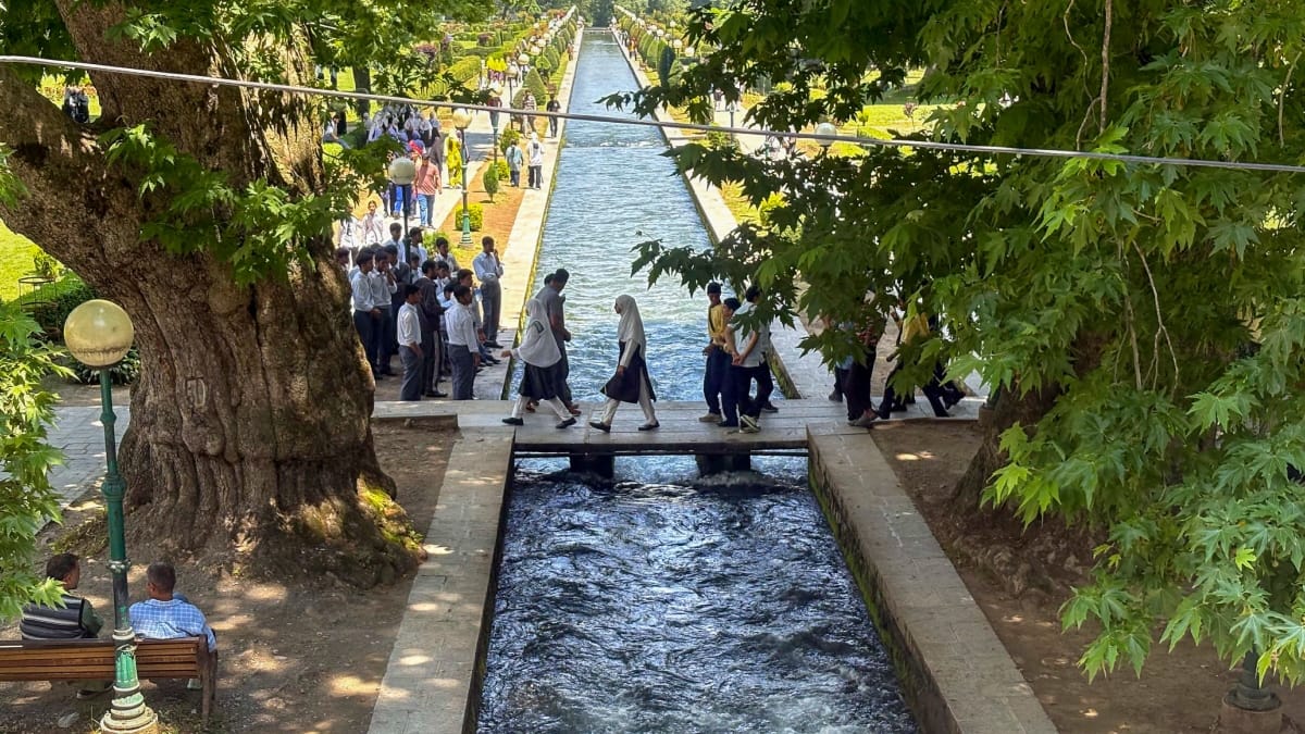 पहलगाम समेत जम्मू कश्मीर के पर्यटन स्थलों में पार्क फिर से खोले गए, ऐसा दिखा नजारा