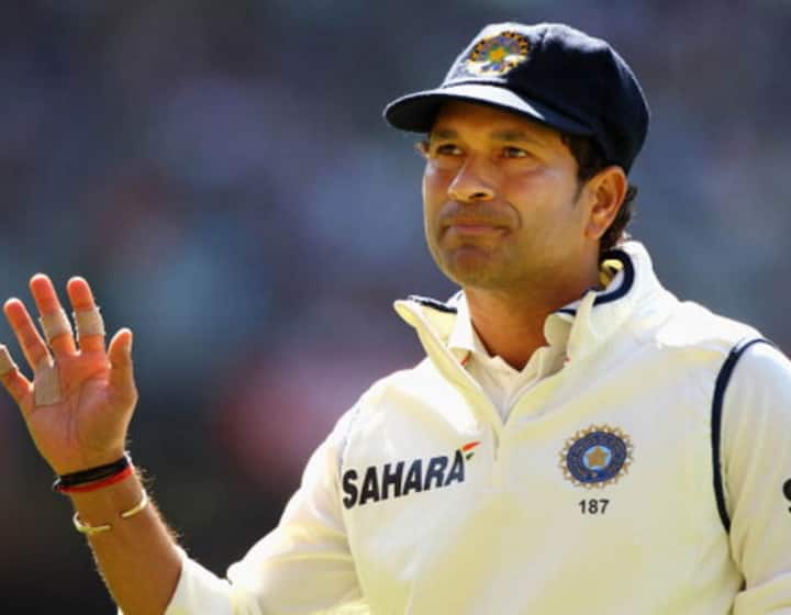 बॉल टेम्परिंग का आरोप कई नामी खिलाड़ियों पर लग चुका है. साउथ अफ्रीका के खिलाफ एक मैच में सचिन तेंदुलकर का नाम भी इस लिस्ट में शामिल हुआ था. आरोप लगने के साथ ही सचिन पर एक मैच का बैन लगा था. लेकिन आईसीसी की जांच के बाद उनसे ये आरोप हट गया. इसके साथ ही सचिन के ऊपर से बैन भी हटा लिया गया.