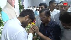 गुजरात: विजय रूपाणी की प्रार्थना सभा में शामिल हुए अरविंद केजरीवाल, दी श्रद्धांजलि