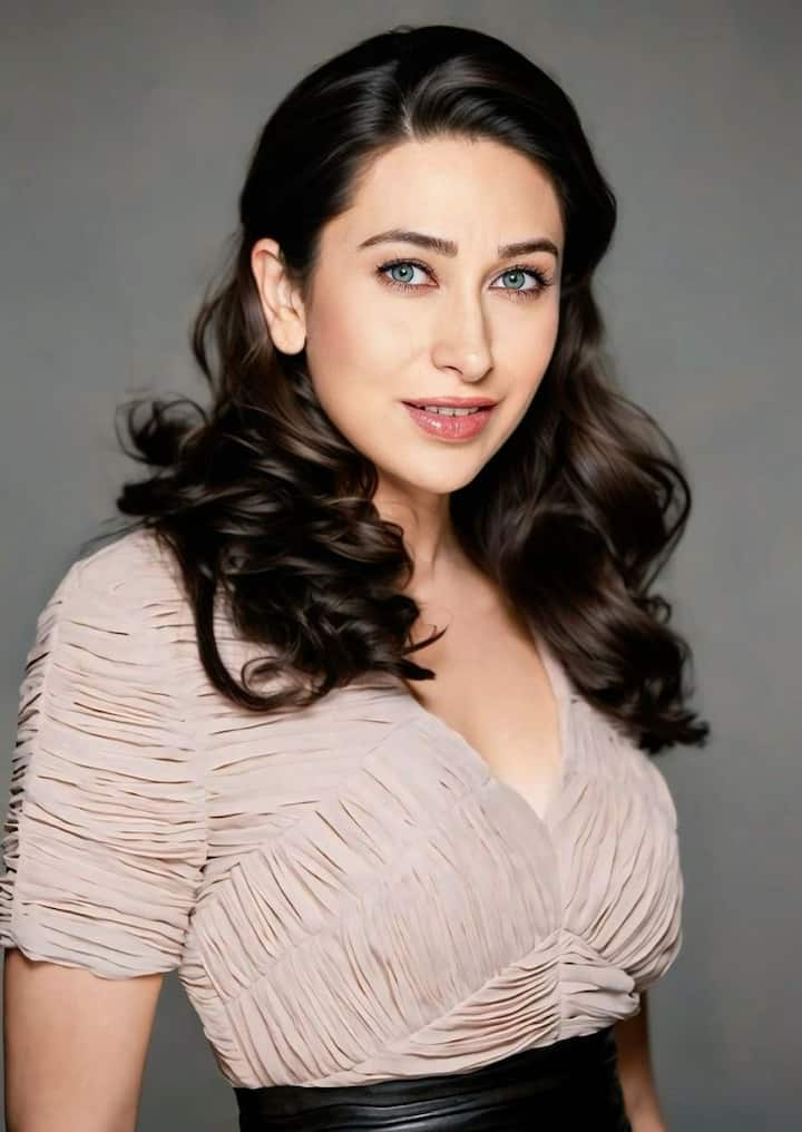 करिश्मा कपूर 90 के दशक की बॉलीवुड की टॉप एक्ट्रेसेस की लिस्ट में शुमार थीं. उनकी राजा हिन्दुस्तानी, दिल तो पागल है जैसी फिल्मों सुपरहिट रहीं. अपने करियर में उन्होंने कई बड़े कलाकारों के साथ काम किया.