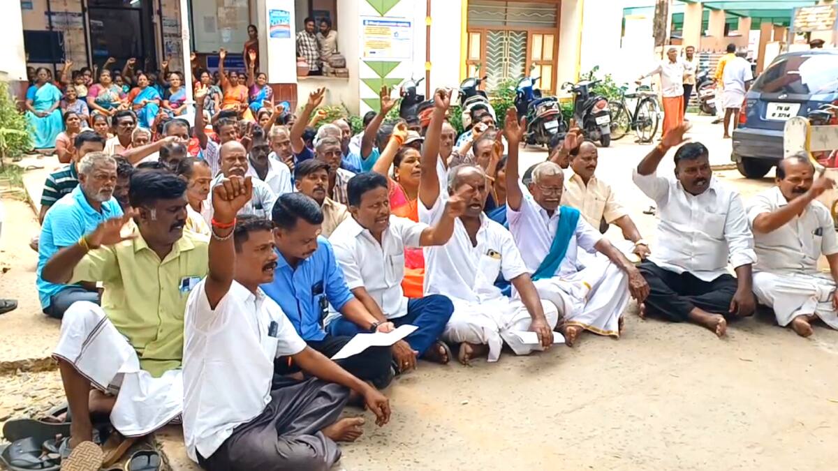 சீர்காழி நகராட்சி அலுவலகத்தை முற்றுகையிட்டு பொதுமக்களுடன் தர்ணாவில் ஈடுபட்ட நகர்மன்ற உறுப்பினர்கள் - காரணம் என்ன?