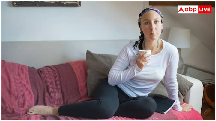 कैंसर स्क्रीनिंग का मकसद बीमारी को शुरुआती चरण में या उससे पहले पकड़ना है. नेशनल कैंसर इंस्टिट्यूट (NCI) के अनुसार, शुरुआती स्टेज में मिले कैंसर के मामले में जीवित रहने की दर करीब 80 पर्सेंट होती है, जबकि एडवांस्ड स्टेज में जीवित रहने की दर महज 15 फीसदी रह जाती है. अमेरिकन कैंसर सोसायटी (ACS) की 2025 की एक रिपोर्ट में बताया गया है कि स्क्रीनिंग की मदद से पिछले 45 साल में ब्रेस्ट, सर्वाइकल, कोलोरेक्टल, फेफड़े और प्रोस्टेट कैंसर से होने वाली 59 लाख मौतों को रोका गया है.