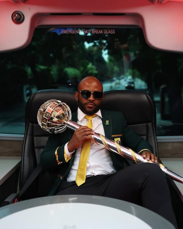 Temba bavuma photo goes viral with glasses on and wtc trophy in hand south africa team captain 22 बावुमा का यही फोटो सोशल मीडिया पर वायरल हो रही है. फोटो में आप देख सकते हैं कि बावुमा एक हीरो की तरह चश्मा पहने हुए हैं. उनके हाथ में वर्ल्ड टेस्ट चैंपियंस की ट्रॉफी भी है.