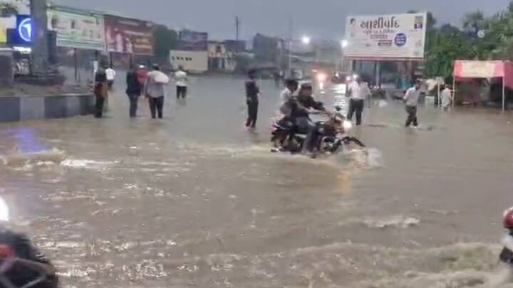 તાલુકાની વાત કરીએ તો ગત 24 કલાકમાં ભાવનગરના જેશર અને ઉમરાળા, અમરેલીના સાવરકુંડલા તેમજ બોટાદ તાલુકામાં 10 ઇંચ કરતા વધુ વરસાદ નોંધાયો છે. ભાવનગરના મહુવા તાલુકામાં પણ 9 ઇંચ જેટલો વરસાદ વરસ્યો છે. આ ઉપરાંત અમરેલીના રાજુલા, અમરેલી અને લીલીયા, ભાવનગરના વલ્લભીપુર અને તળાજા તેમજ સુરેન્દ્રનગરના ચોટીલા તાલુકામાં પણ 6 ઈંચથી વધુ વરસાદ નોંધાયો છે.