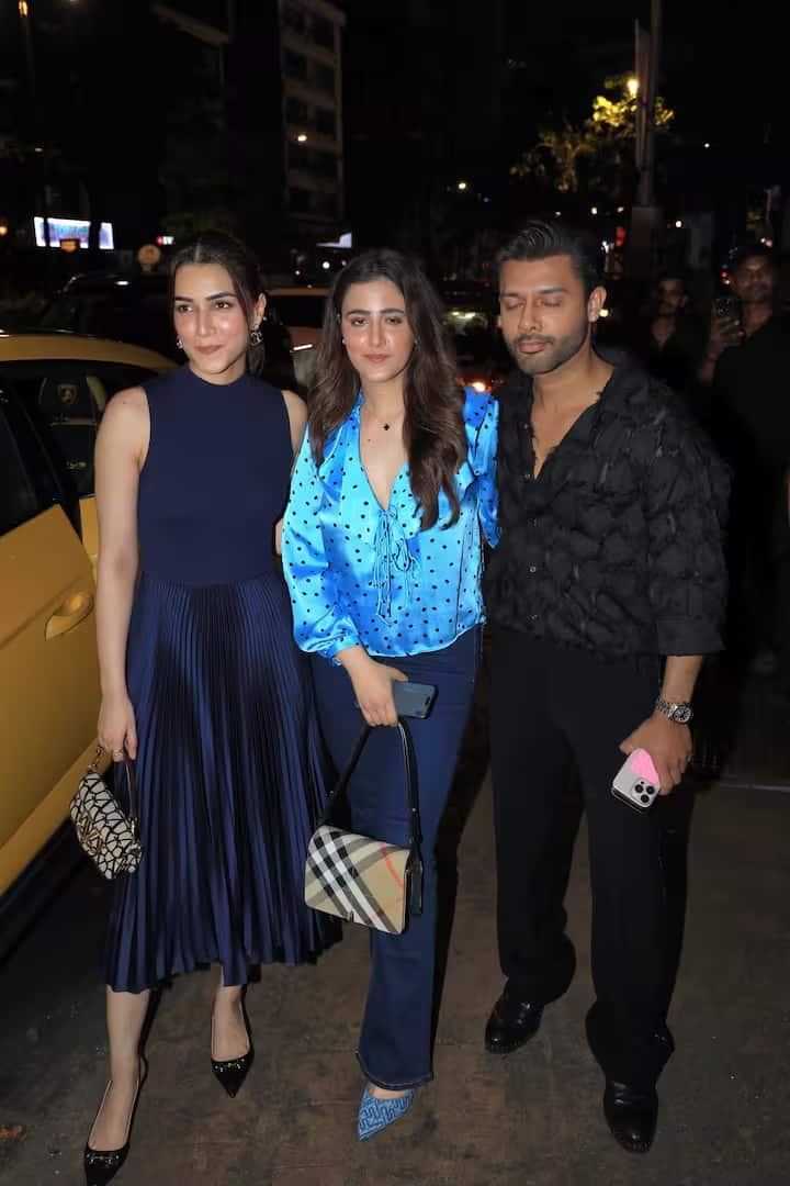 नुपुर ने पोल्का डॉट वी-नेकलाइन टॉप के साथ गहरे नीले रंग की जींस पहनी थी और उन्होंने अपने लुक को स्टाइलिश हैंडबैग के साथ पूरा किया।
