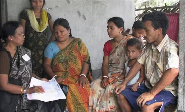 ਜਨਗਣਨਾ ਦੇ ਨਾਮ 'ਤੇ ਧੋਖਾਧੜੀ ਕਰਨ ਵਾਲੇ ਲੋਕ ਤੁਹਾਡੇ ਘਰ ਆਉਂਦੇ ਹਨ। ਉਹ ਆਪਣੇ ਆਪ ਨੂੰ ਜਨਗਣਨਾ ਅਧਿਕਾਰੀ ਕਹਿੰਦੇ ਹਨ। ਅਤੇ ਤੁਹਾਡੇ ਘਰ ਵਿੱਚ ਦਾਖਲ ਹੋਣ ਤੋਂ ਬਾਅਦ, ਉਹ ਤੁਹਾਡੇ ਨਿੱਜੀ ਡਿਟੇਲਸ ਹਾਸਲ ਕਰ ਲੈਂਦੇ ਹਨ। ਜਿਸਦੀ ਵਰਤੋਂ ਉਹ ਬਾਅਦ ਵਿੱਚ ਧੋਖਾਧੜੀ ਕਰਨ ਲਈ ਕਰਦੇ ਹਨ।