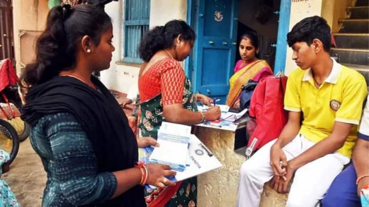 इसीलिए जब कोई जनगणना अधिकारी आपके घर जाकर जनगणना करने की बात करे तो सबसे पहले उसकी आईडी की मांग करें. उसके बाद उसकी पहचान सत्यापित करें. अगर आपको लग रहा है कोई व्यक्ति फर्जी है तो तुरंत पुलिस को सूचना दें.