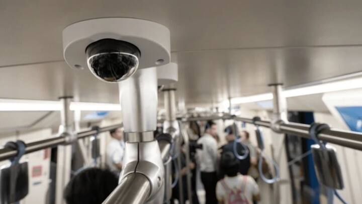 मेट्रो के हर कोच में CCTV कैमरे लगे होते हैं. जिनसे यात्रियों की निगरानी की जाती है. अगर कोई यात्री इन नियमों का उल्लंघन करता हुआ कैमरे में कैद हो जाता है. तो उसके खिलाफ तुरंत एक्शन लिया जाता है. ऐसे में खाने से पहले दो बार सोचें.