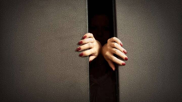 लिफ्ट के दरवाजों को अंदर से जबरदस्ती बिल्कुल खोलने की कोशिश ना करें. ऐसा करना आपको और मुश्किल में डाल सकता है. लिफ्ट का इलेक्ट्रॉनिक सिस्टम भी डैमेज हो सकता है. जिससे आपके लिए खतरा और बढ़ सकता है.