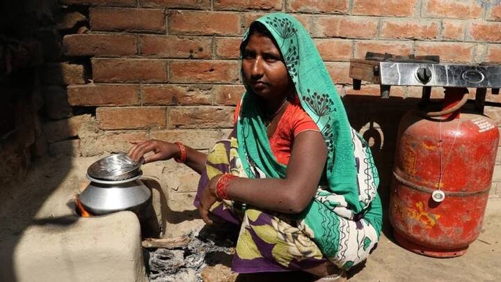 प्रधानमंत्री उज्ज्वला योजना के तहत गरीब महिलाओं को मुफ्त गैस कनेक्शन दिया जाता है. लेकिन इस योजना में लाभ लेने के लिए राशन कार्ड एक जरूरी दस्तावेज होता है. अगर आपके पास यह नहीं होगा. तो आप इस योजना से वंचित रह जाएंगे.