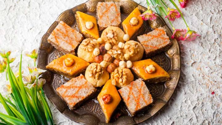 ज्यादा मीठा खाना और मीठे ड्रिंक्स भी लिवर के लिए सबसे खराब माने जाते हैं. जैसे मिठाइयां, सॉफ्ट ड्रिंक, कैंडी और पैक्ड जूस. इनमें फ्रक्टोज नाम की शुगर होती है, जो लिवर को नुकसान पहुंचाती है. ये लिवर में फैट जमा करती है, जिससे नॉन-एल्कोहलिक फैटी लिवर डिजीज का खतरा बढ़ जाता है.