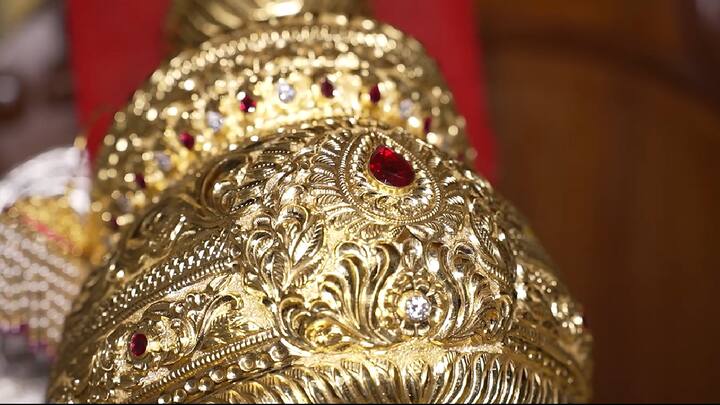 या मुकुटाची निर्मिती सुप्रसिद्ध पु. ना. गाडगीळ आणि सन्स लि. यांनी केली असून, चार महिन्यांच्या अथक परिश्रमातून तो साकारला आहे. पारंपरिक नक्षीकाम, धार्मिक प्रतीकांची सूक्ष्म कोरीव रचना आणि आधुनिक 3D तंत्रज्ञानाचा सुंदर समन्वय यामध्ये पाहायला मिळतो.