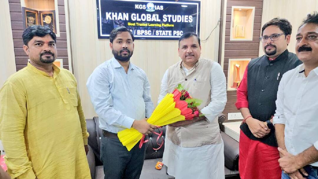 Rajya Sabha MP Sanjay Singh met Khan Sir in Patna and congratulated him on his marriage 'जिंदादिली, बेबाकी और...', AAP नेता संजय सिंह ने की खान सर की तारीफ, दी शादी की मुबारकबाद