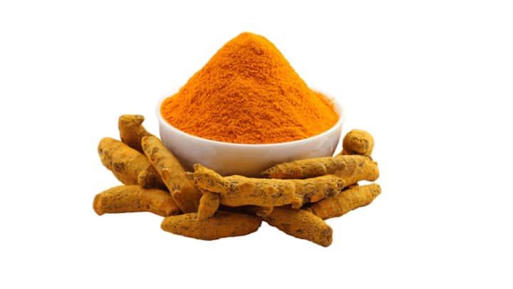 हल्दी - दुल्हन की चुनरी में हल्दी बांधी जाती है,दरअसल हल्दी शुभ कार्य सौभाग्य और समृद्धि लेकर आती है. ये न सिर्फ नई दंपत्ति को रोगों से बचाती है बल्कि बुरी आत्माओं से भी उनकी रक्षा करती है.