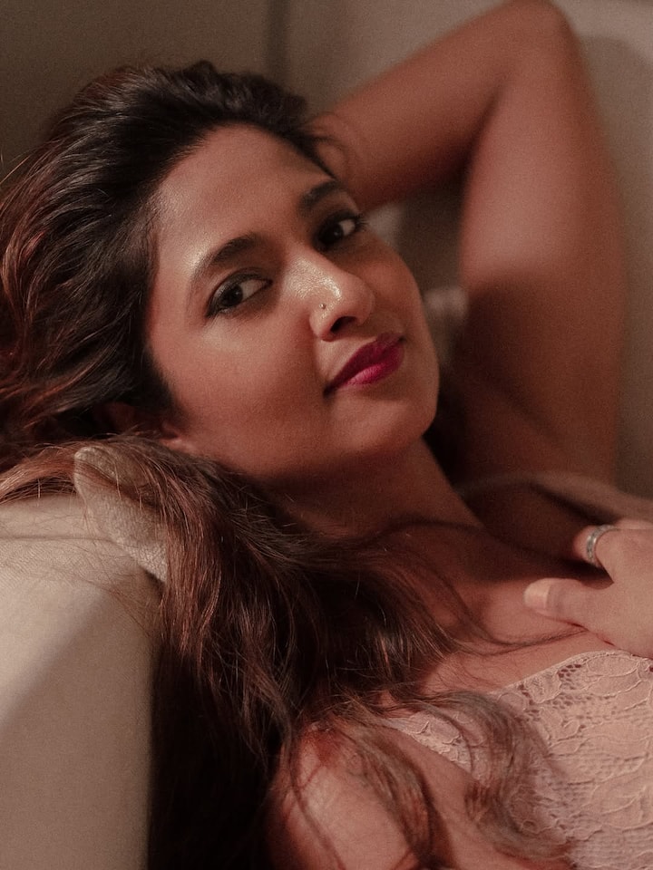 திரைப்படங்களில் கவனம் செலுத்தி வந்த போதே... தன்னுடைய காதலரும் நடிகருமான அசோக் செல்வனை கீர்த்தி பாண்டியன் கடந்த 2023-ஆம் ஆண்டு திருமணம் செய்து கொண்டது குறிப்பிடத்தக்கது.