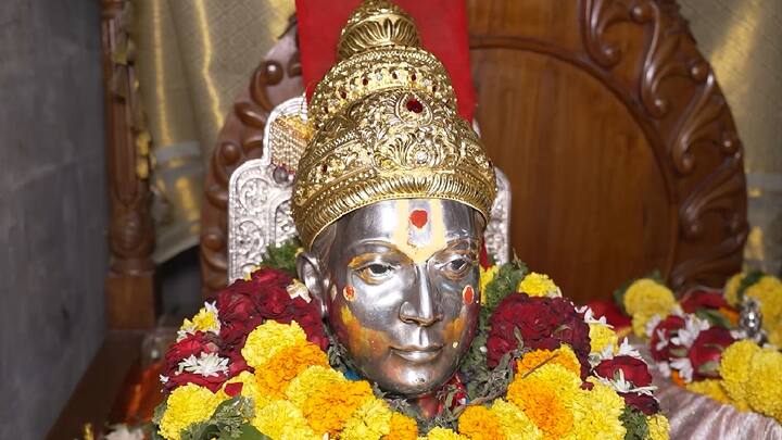 नांदेड येथील भारत रामिनवार आणि मिरा रामिनवार या भक्तदांपत्यानं सुमारे 1 कोटी रुपये किंमतीचा आणि 1 किलो शुद्ध सोन्यापासून बनवलेला हा मुकुट 