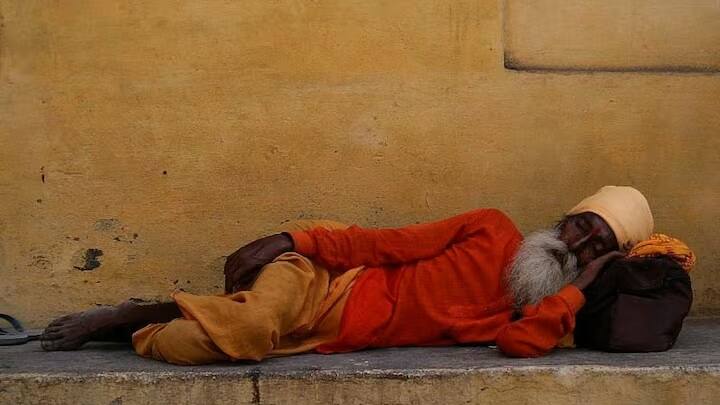 શ્રાવણ માસ ભક્તિ, શ્રદ્ધા અને સંયમનો મહિનો હોવાથી, ઉપવાસ કરનારાઓએ શ્રાવણ શરૂ થાય તે પહેલાં જમીન પર સૂવાની વ્યવસ્થા કરવી જોઈએ. આ મહિનામાં પથારી ટાળવી જોઈએ.