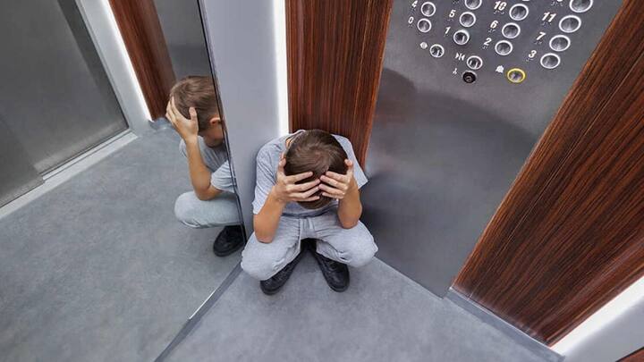 लिफ्ट में कई बार लोग फंस भी जाते हैं. कुछ मामलों में तो देखा गया है. कि लोगों की जान तक चली गई है. इसलिए लिफ्ट का इस्तेमाल करते वक्त लोगों को कुछ बातों का पता होना जरूरी होता है. जिससे उनकी जान बच सकती है.